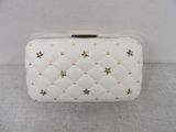 sac à main blanc matelassé orné d'étoiles dorées et de perles