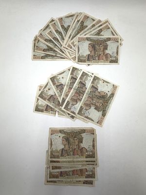 un lot de cinq billets différents sur lesquels figurent des portraits de personnes