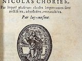 un vieux livre sur lequel figure l'image d'un homme tenant une pièce de monnaie