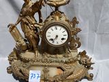 une horloge posée sur une table