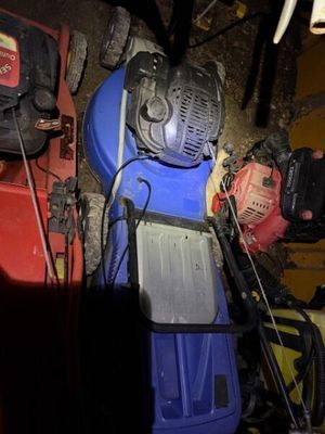 Il y a de nombreux types de tondeuses à gazon dans ce garage