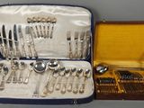 un coffret contenant de l'argenterie sur une table