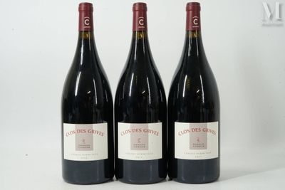 trois bouteilles de vin rouge sont alignées sur une surface blanche