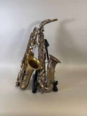 Beaugnier et Anonyme. Lot de deux saxophones, l'un portant l… - Photo 1