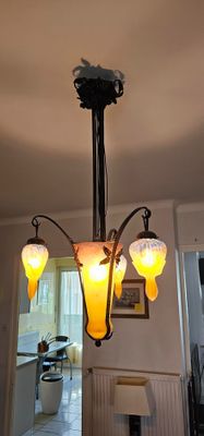 un lustre à trois lumières suspendu au plafond