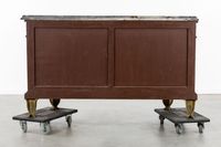 Commode à marqueterie et ferrures en bronze, plateau en marb… (photo 6)