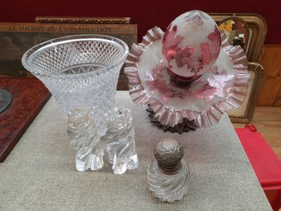 deux vases et une salière posés sur une table