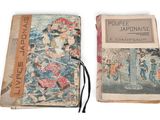 un vieux livre posé sur une table blanche à côté d'un livre