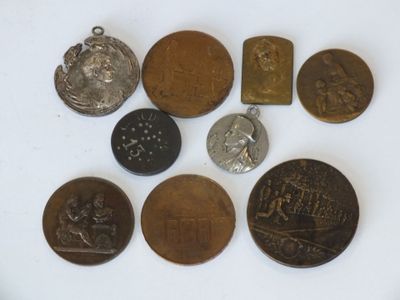 plusieurs pièces de monnaie sont disposées en cercle sur une surface blanche