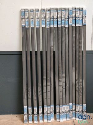 beaucoup de DVD alignés les uns à côté des autres sur une étagère