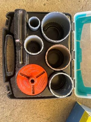 une boîte avec un tas d'outils à l'intérieur