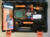 une trousse à outils rangée dans un coffret