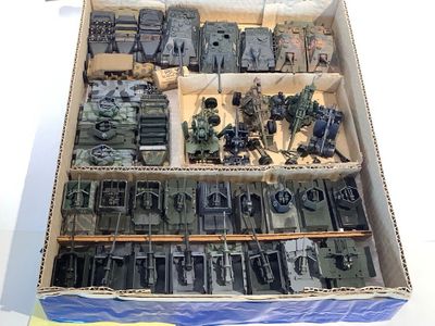 une boîte remplie de petits soldats en plastique posée sur une table