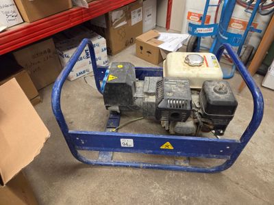un petit chariot bleu équipé d'une pompe, dans un entrepôt