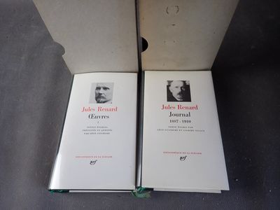 deux livres ouverts sur une table