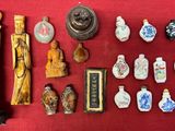 de nombreuses figurines asiatiques posées sur un tissu rouge