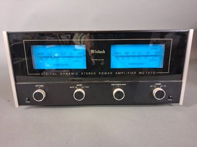 La radio est posée sur la table, avec deux écrans bleus dessus.