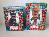 deux boîtes de figurines de héros Marvel posées l'une à côté de l'autre