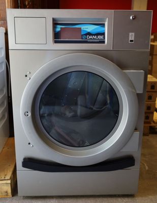 une photo d'un lave-linge et d'un sèche-linge dans une pièce
