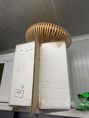 une boîte sur laquelle est posé un panier, posée sur une étagère