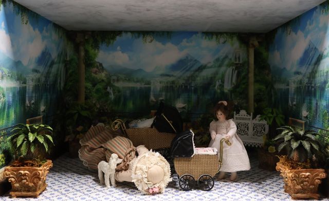 Diorama. Composition miniature, dans une vitrine en bois, vitre e...