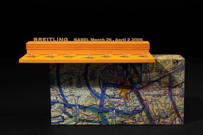 un crayon posé sur une carte