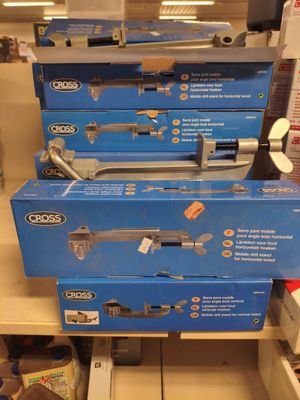 Des caisses d'outils sont empilées les unes sur les autres dans un magasin