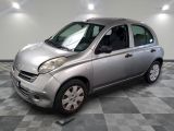 une photo d'une petite voiture argentée dans un showroom