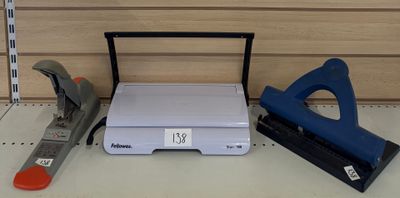 un grand nombre d'outils qui restent sur une étagère