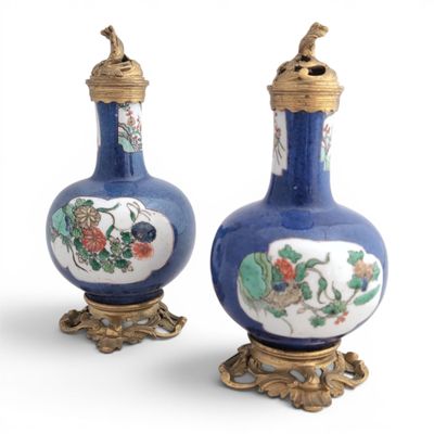 une paire de vases bleus et blancs ornés de fleurs et d'oiseaux