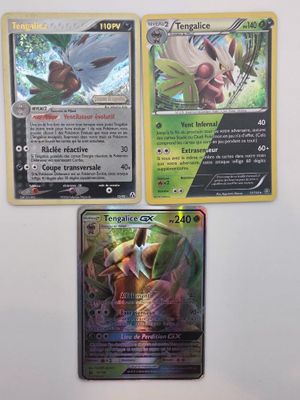 trois cartes pokemon posées les unes sur les autres sur une table