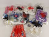 beaucoup de jouets en plastique dans des sacs posés sur la table