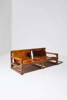 une photo d'un banc en bois dans une pièce blanche