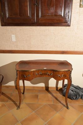 une petite table et une chaise dans un coin de la pièce