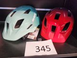 deux casques exposés sur une étagère