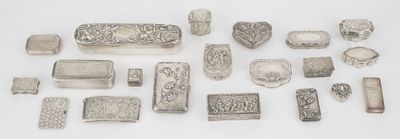 un assortiment d'objets en argent sur un fond blanc