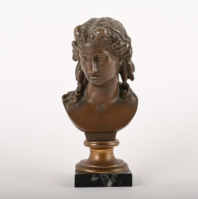 un buste antique en bronze représentant une femme, posé sur un socle en marbre