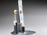 deux stylos et un miroir posés sur une assiette