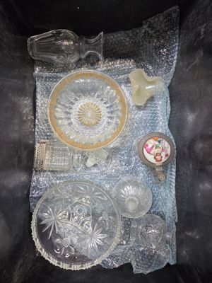 VERRERIE, ensemble de coupes et flacons en verre moulé, une …