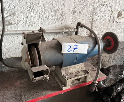 une machine posée par terre à côté d'un sac poubelle