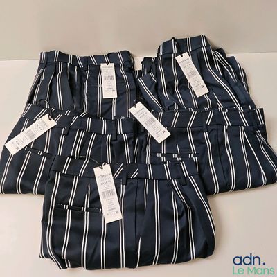 trois paires de pantalons pour homme à rayures bleu marine et blanches