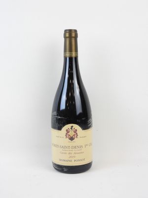 la bouteille de vin est posée sur une surface blanche