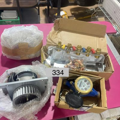 une boîte contenant divers objets posée sur une table rose