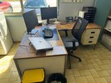 un bureau sur lequel sont posés deux ordinateurs et un ordinateur portable