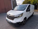 la camionnette blanche est garée devant un bâtiment