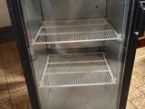 un petit réfrigérateur qui se trouve dans une cuisine