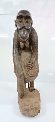 CONGO Sujet Guenon enceinte en bois, sujet décoratif. - Photo 1