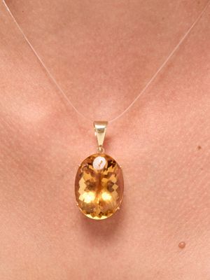 une image montrant un gros plan du cou d'une femme portant un collier