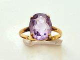 une image d'une bague sertie d'une pierre d'améthorate