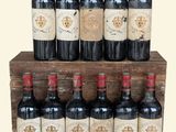 plusieurs bouteilles de vin sont alignées sur une étagère en bois